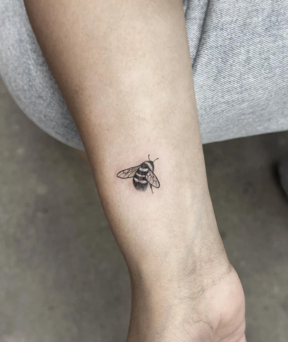 Winziges Fineline-Mikrorealismus-Tattoo einer Biene