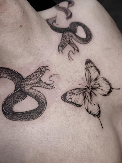 Mikrorealismus-Tattoo mit Schlange und Schmetterling auf der Brust