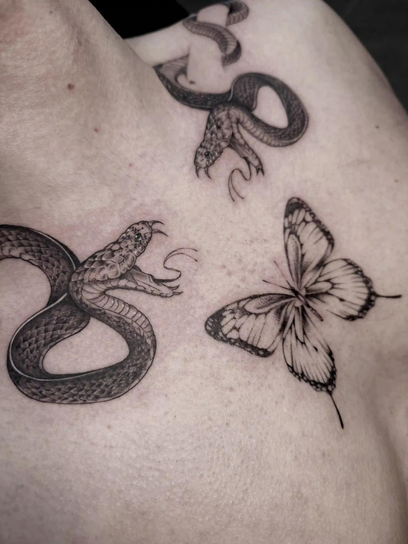 Mikrorealismus-Tattoo mit Schlange und Schmetterling auf der Brust