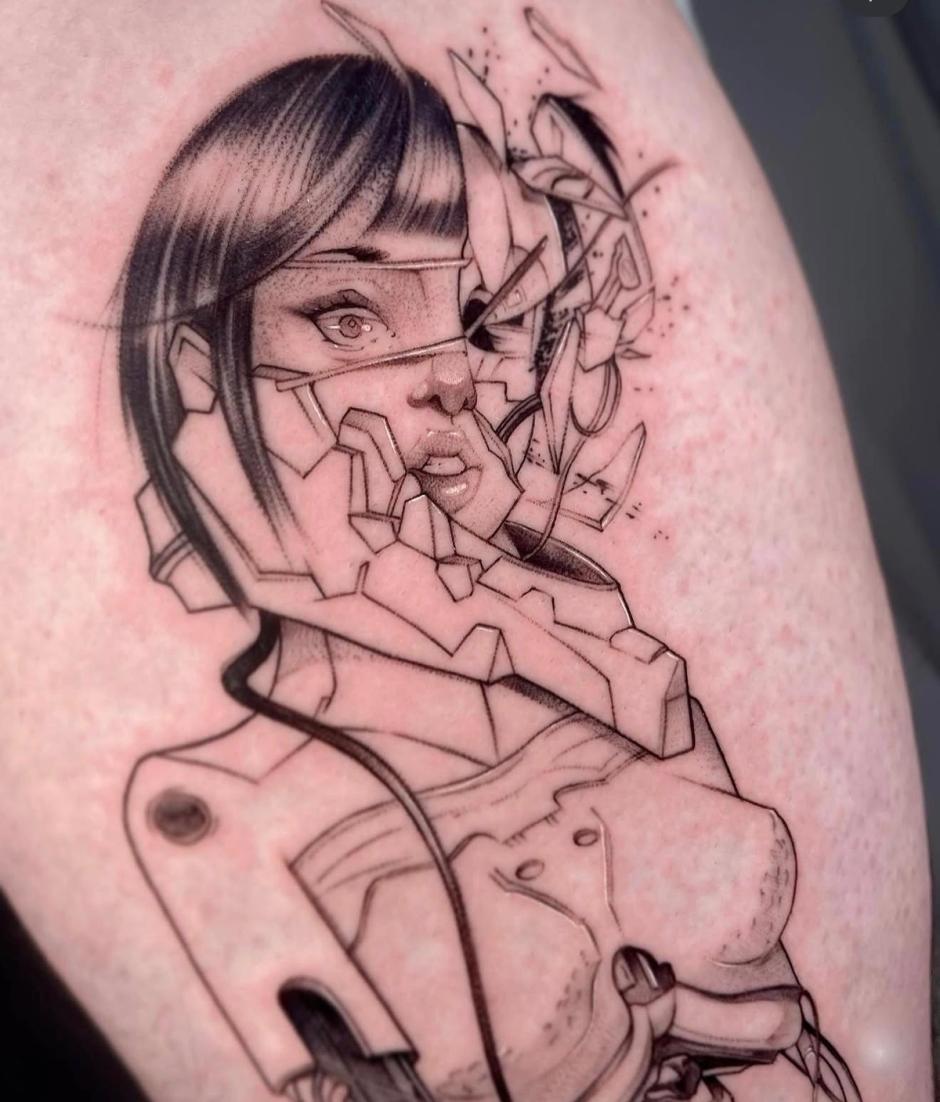 Tattoo: Anime-Figur mit Pony, deren Gesicht in kantige Cyborg-Panzerteile aufbricht