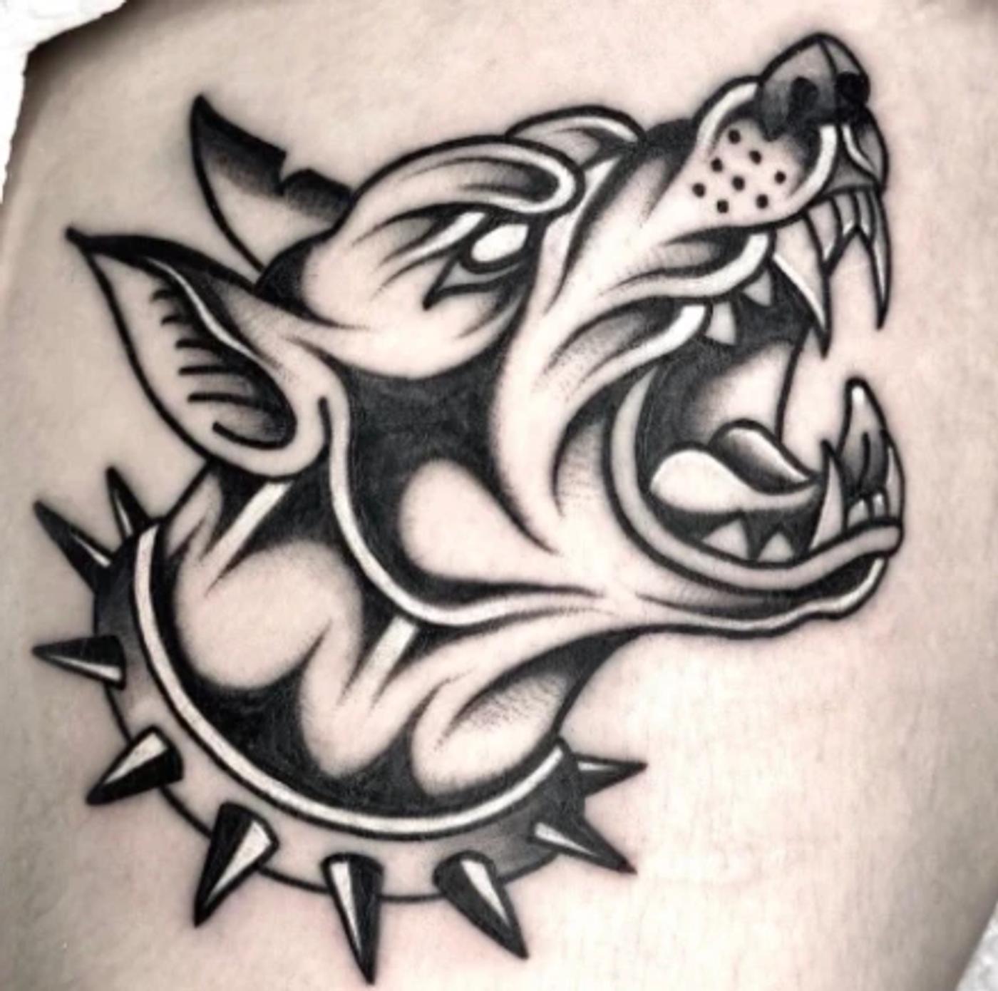 Traditionelles Schwarz-Weiß-Tattoo eines aggressiven Hundes
