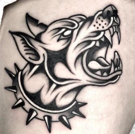Traditionelles Schwarz-Weiß-Tattoo eines aggressiven Hundes