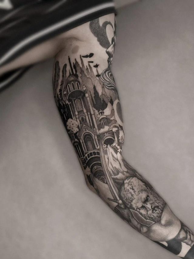 Illustratives Schwarz-Weiß-Sleeve am Arm mit einer Burg und Statuen