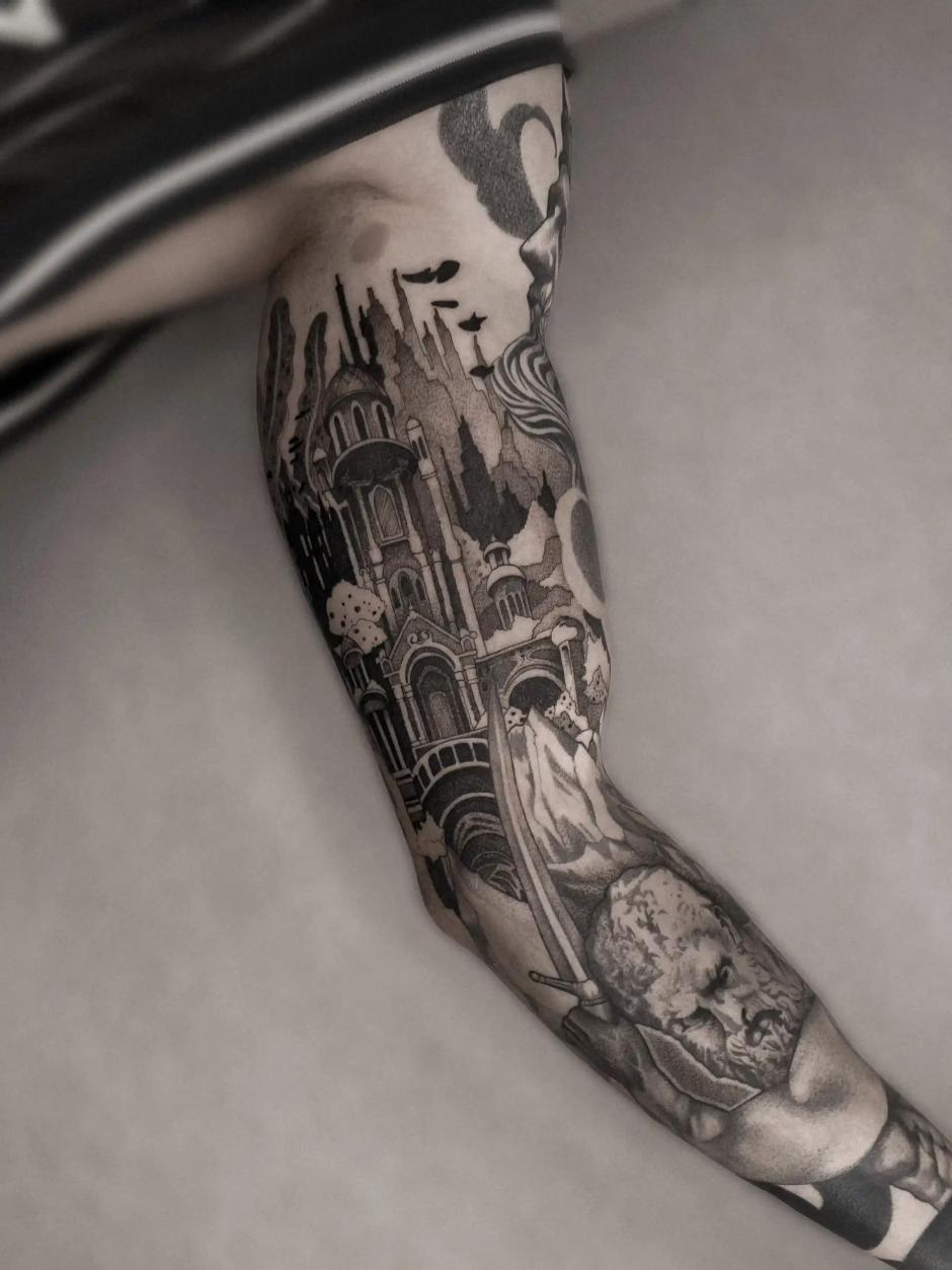 Illustratives Schwarz-Weiß-Sleeve am Arm mit einer Burg und Statuen