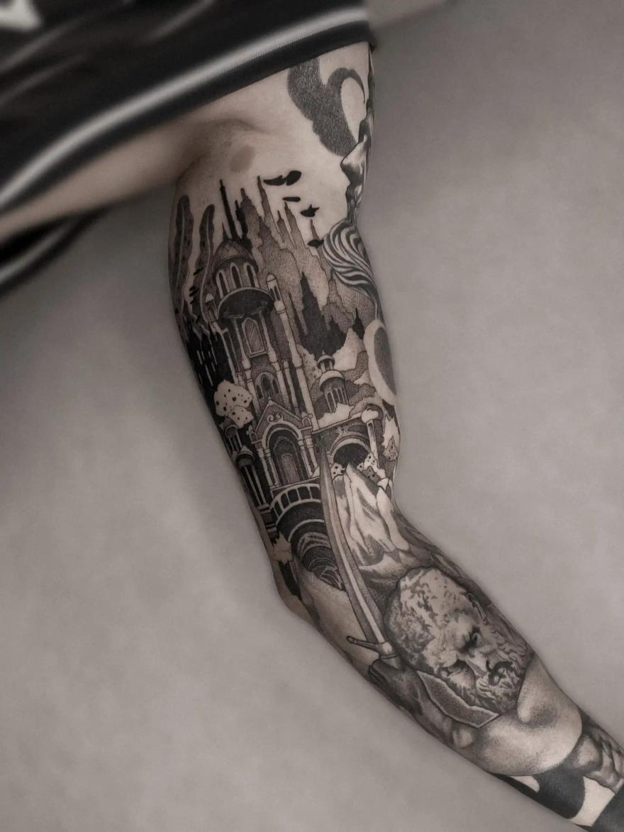 Illustratives Schwarz-Weiß-Sleeve am Arm mit einer Burg und Statuen