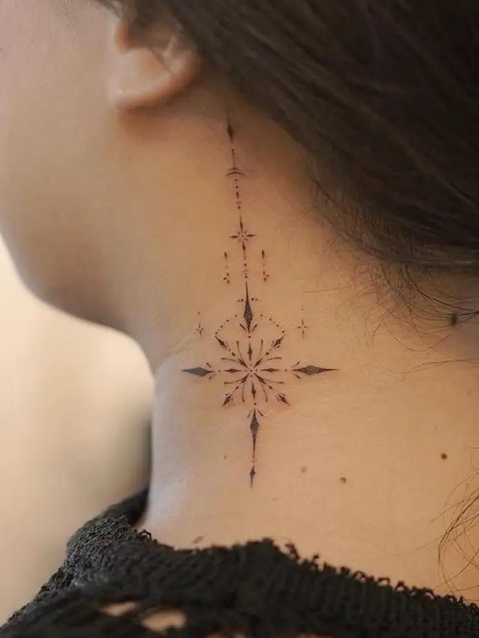 Ornamentales fineline Tattoo am Hals