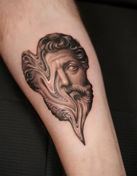 Fineline-Mikrorealismus-Tattoo der Büste von Mark Aurel