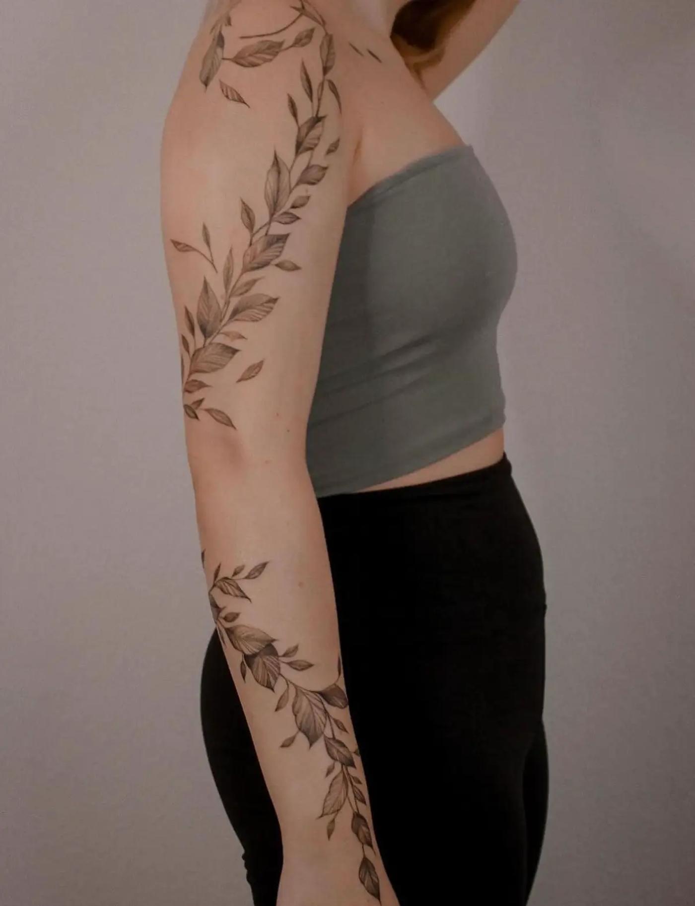 Florales Tattoo, das sich um den Arm windet