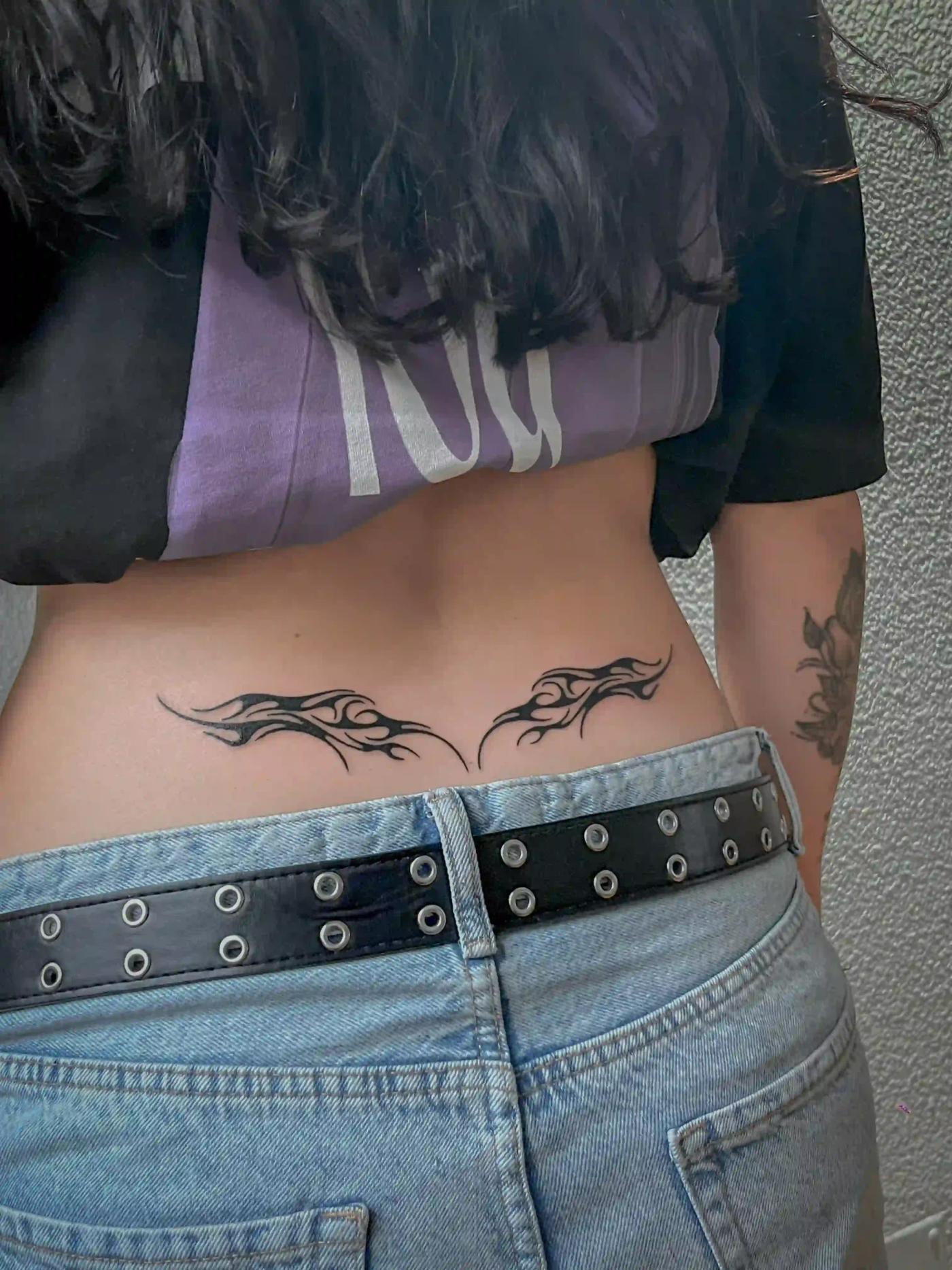 Cyber-Sigilism-Tattoo am unteren Rücken