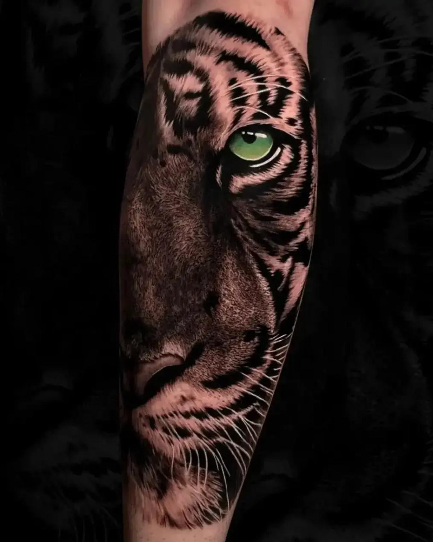Schwarz-Grau-Sleeve mit einem Tiger