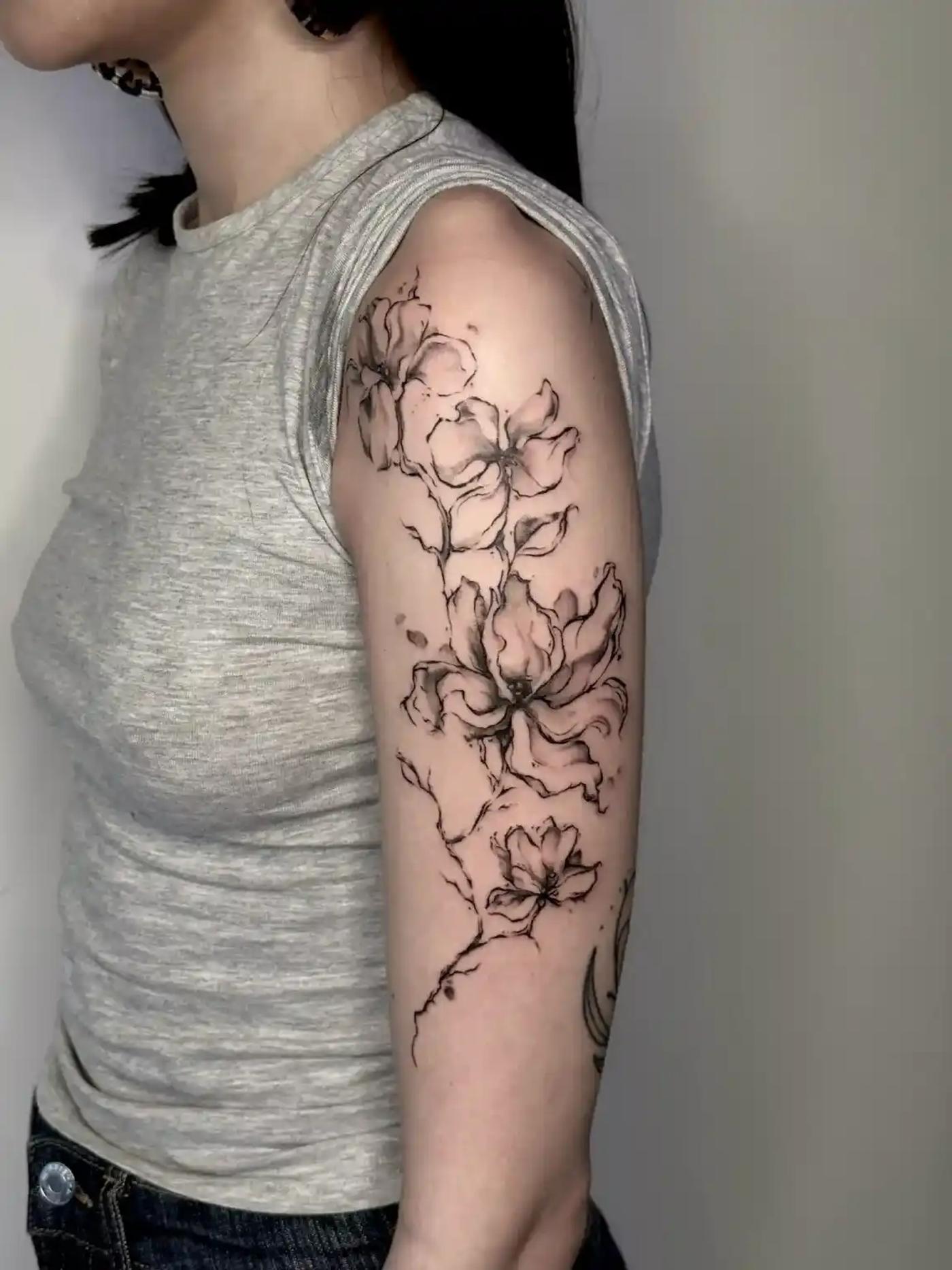 Abstraktes Blumen-Tattoo
