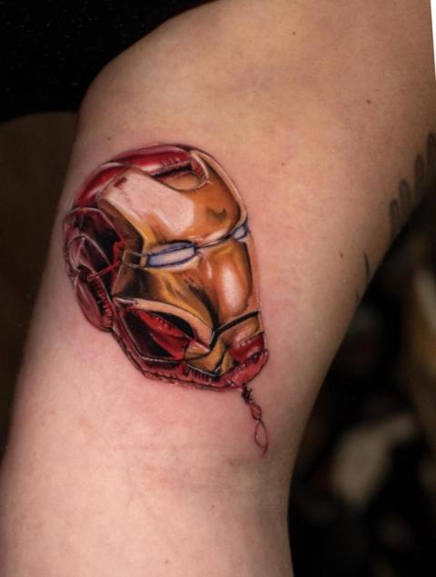 Farb-Realismus-Tattoo einer Iron-Man-Maske als Ballon