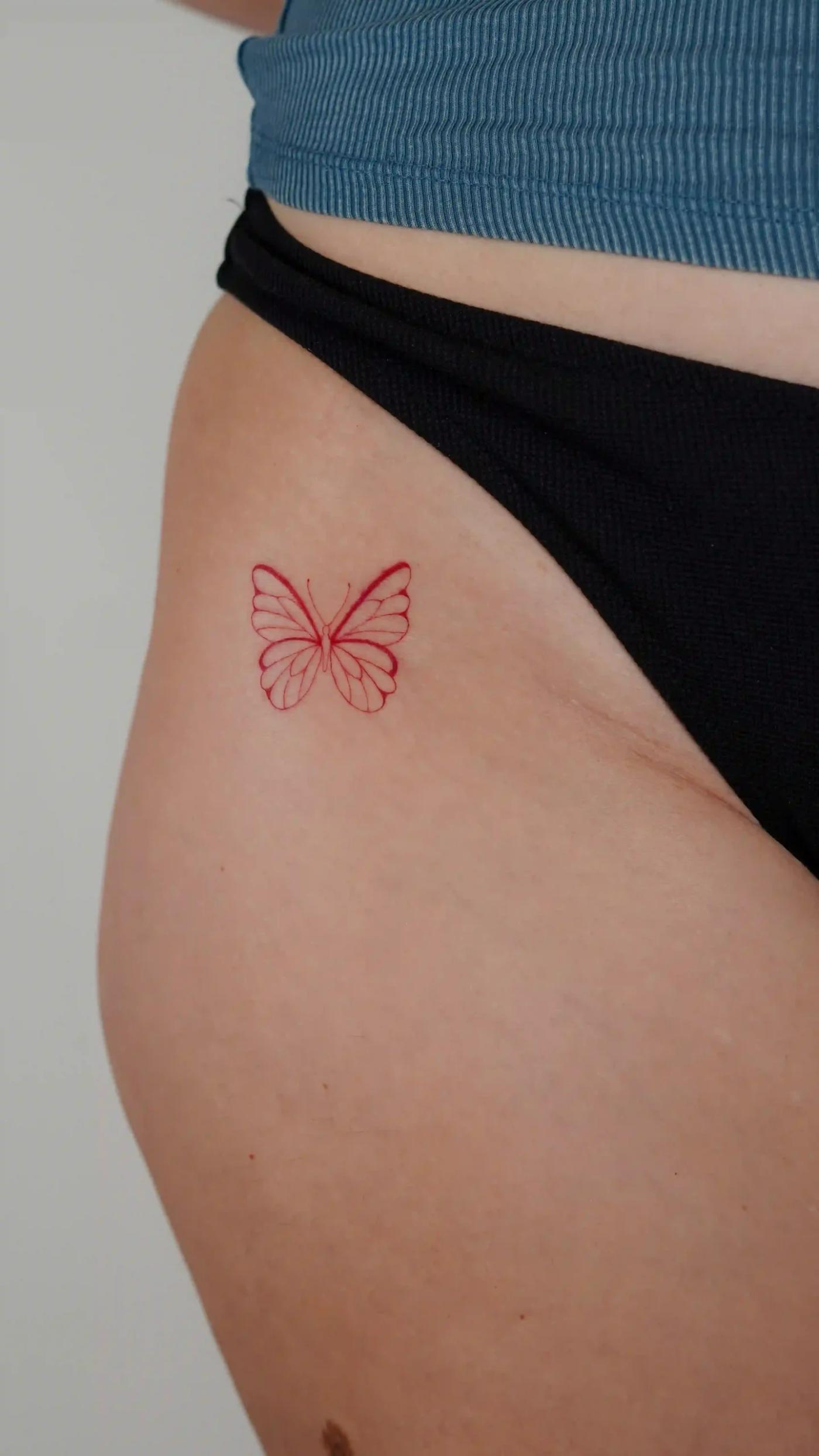 Fineline-Mikrorealismus-Tattoo eines Schmetterlings am Oberschenkel
