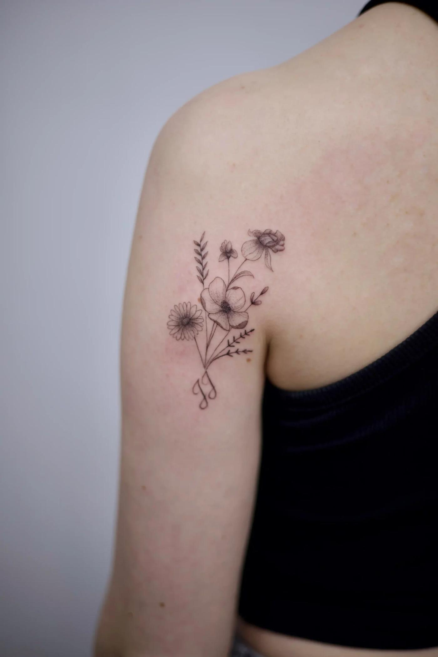 Fineline-Tattoo eines Blumenstraußes mit Schriftzug
