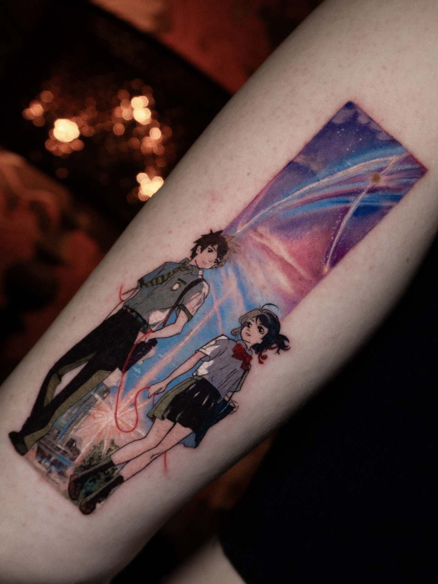 Farbige Anime-Mikrorealismus-Komposition als Tattoo