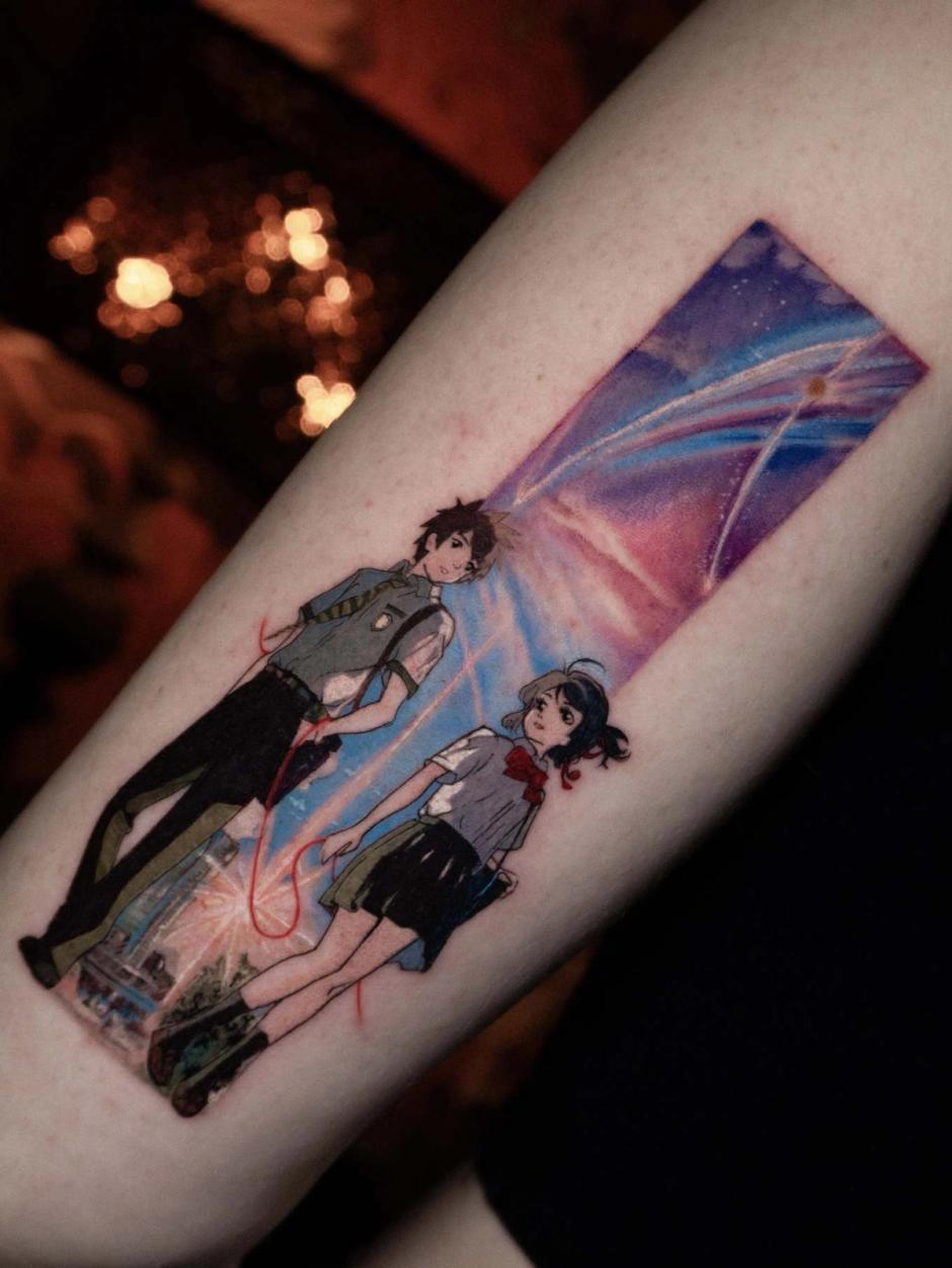 Farbige Anime-Mikrorealismus-Komposition als Tattoo