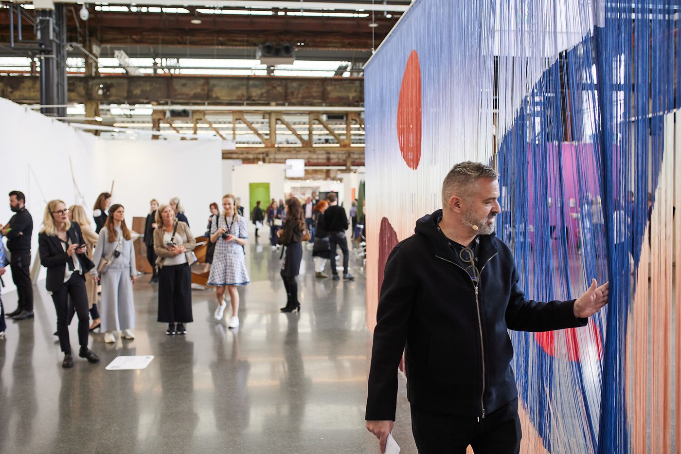 Adrian Runhof auf der Art Düsseldorf 2024. Foto: Achim Hehn