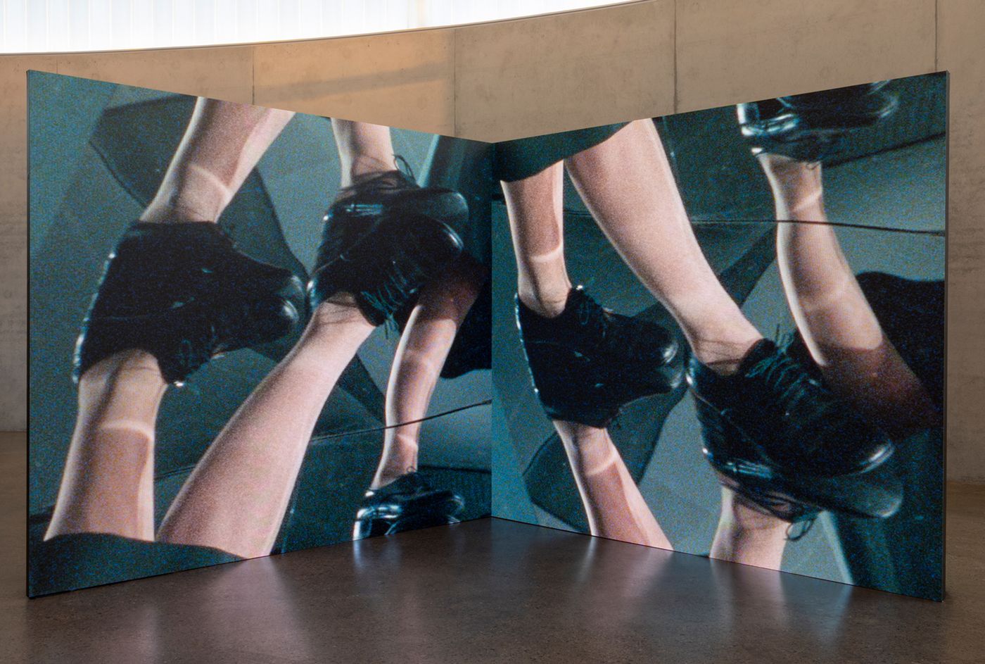 Jane und Louise Wilson: GAMMA (Director’s Cut 16:9), 1999/2023; 4-Kanal-Videoinstallation, Farbe, Stereo-Ton, 6:55 min, Transfer von 16-mm-Film, Variable Dimensionen; Installationsansicht Skulpturenhalle, 2026 © Courtesy die Künstlerinnen, VG Bild-Kunst, Bonn 2026 Foto: Hanne Brandt