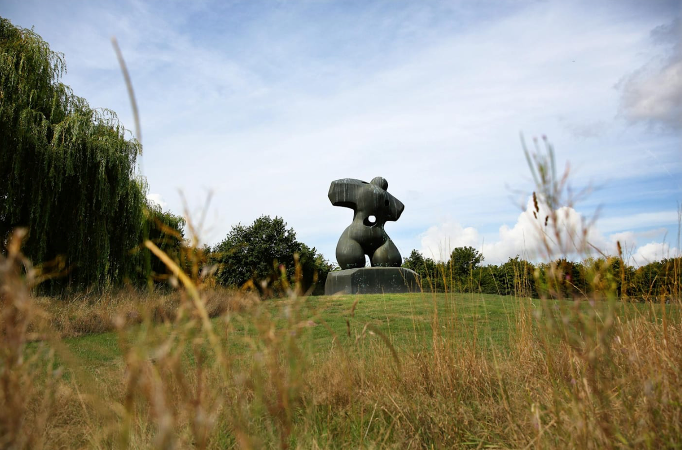 Paul McCarthys Bronzeskulptur „Henry Moore Bound to Fail“ in: Der bewohnte Garten, © Der bewohnte Garten.