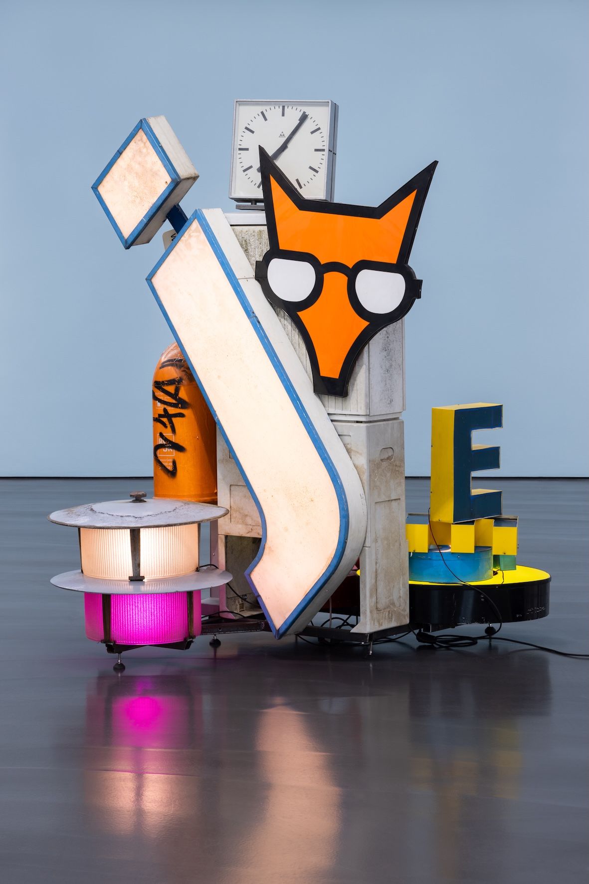 Norbert Bisky: Lit j, 2025, Assemblage of found street lights, signage and urban objects, lighting electronics, 238 x 220 x 160 cm
Courtesy the artist and Esther Schipper, Berlin/Paris/Seoul
Photo © Andrea Rossetti
The artist © VG-BildKunst, Bonn 2026