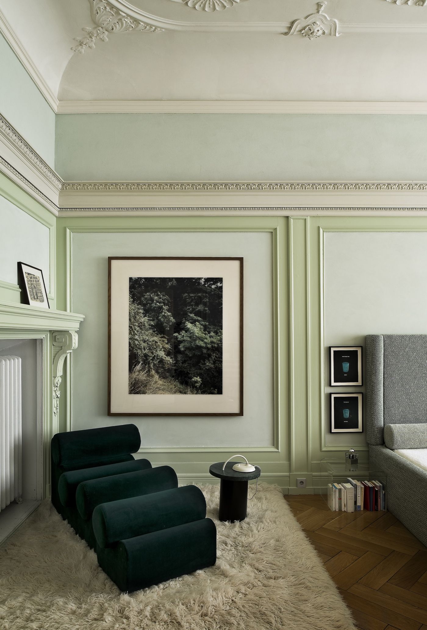 V. l. n. r.: Alicja Kwade, „Bank official hero hold up“; Owl Chaise; Andreas Gursky, „Krefeld“; Alicja Kwade, „Angst (white)“; E15, „Enoki“; Laure Prouvost, „This means Mother“ © Christoph Theurer