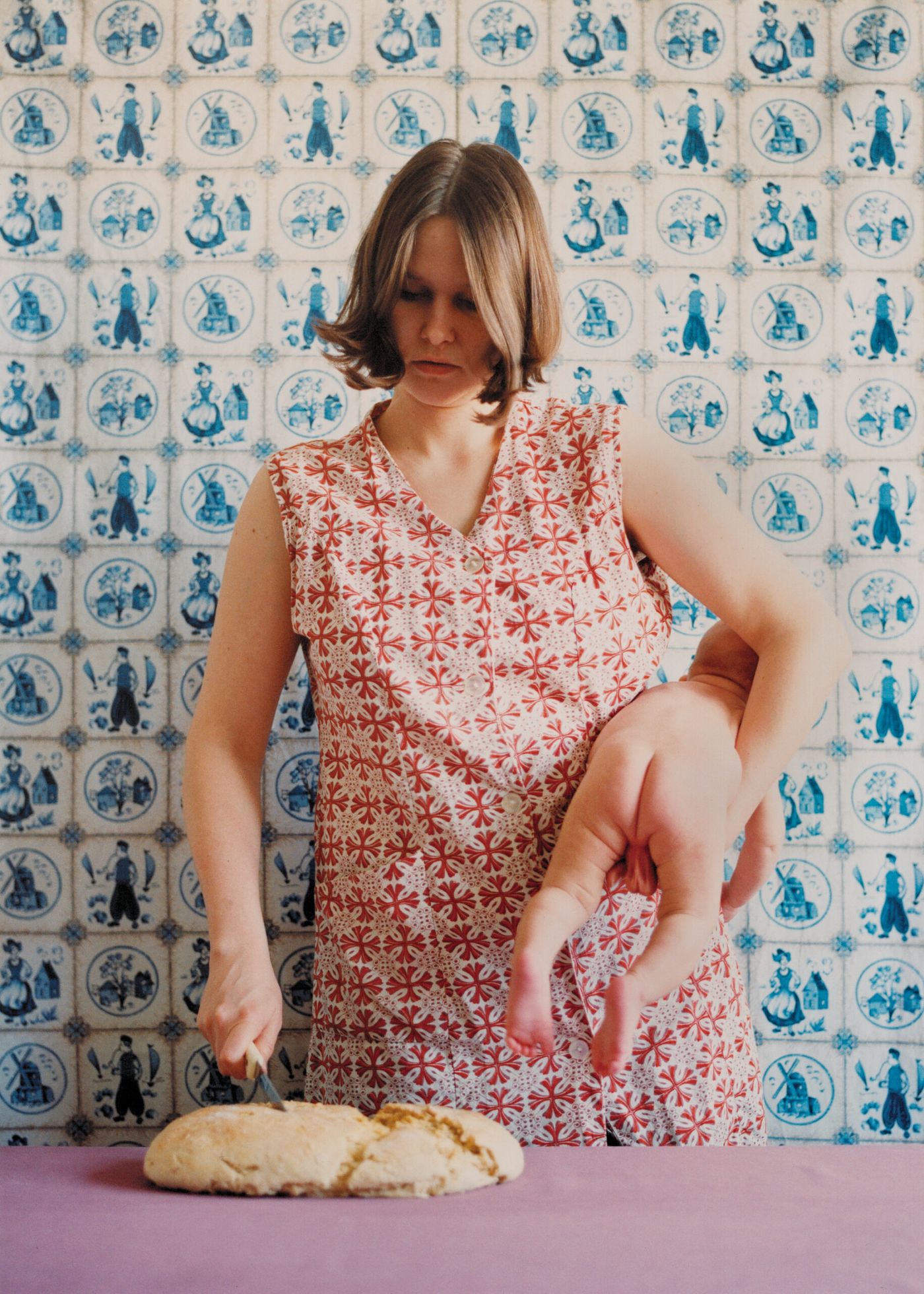 Judith Samen, Slicing bread, 1997, Chromogenic color print, 135 x 91 cm, Stiftung Museum Kunstpalast, Düsseldorf, Photo: © Judith Samen