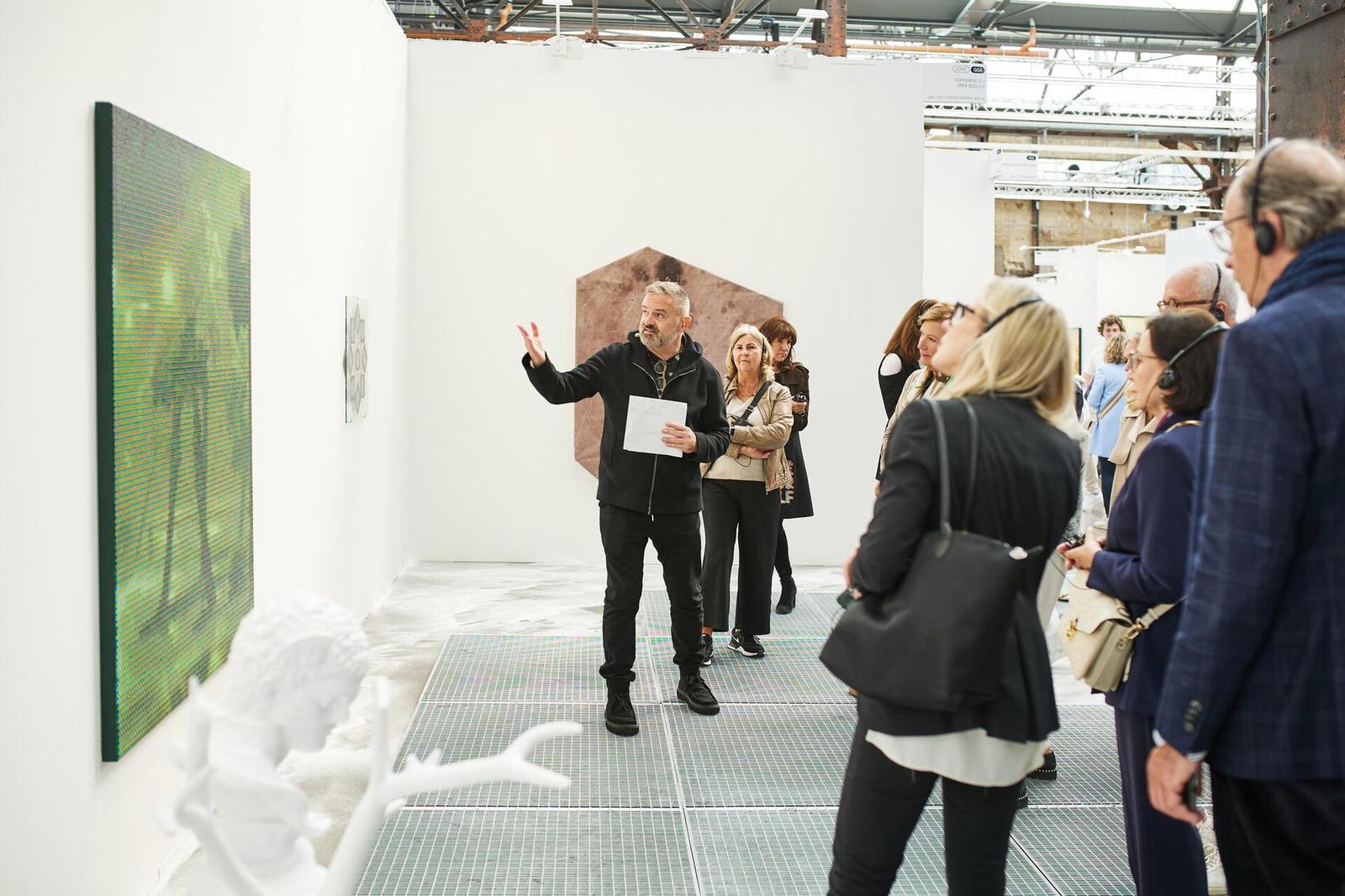 Gruppe bei einer Führung durch die Hallen der Art Düsseldorf.