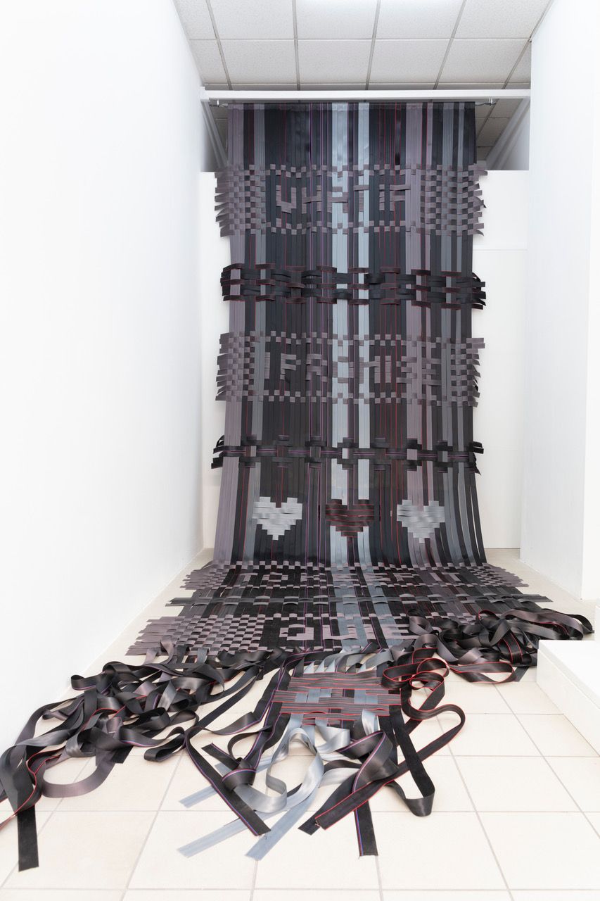 Nora Lube, What if i promise to keep it quiet, 2024 Autogurte, Angelschnur, Gerüststange, 800 x 250 cm, Nina Mielcarczyk.