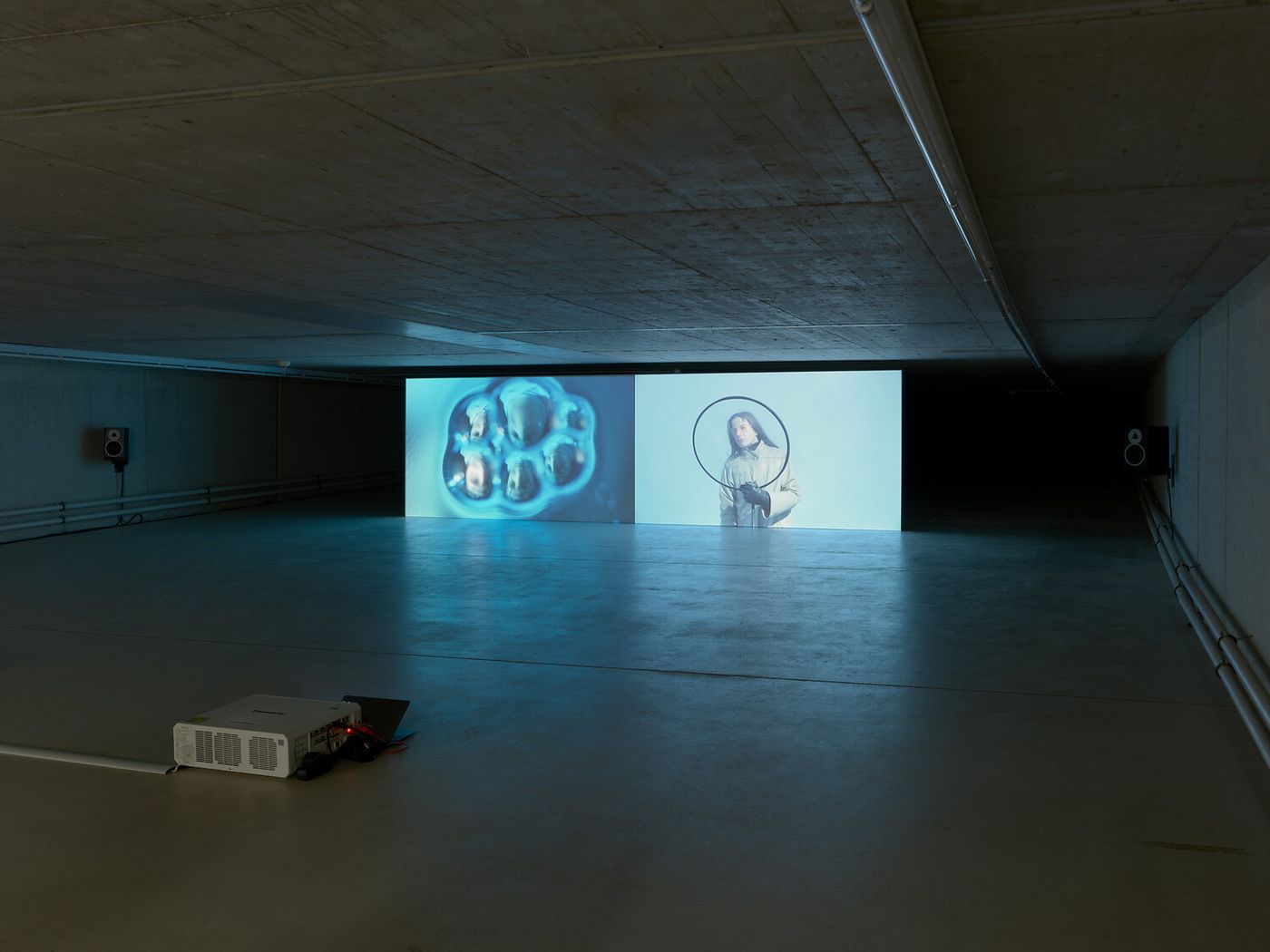 Installationsansicht Enya Burger: Notes on Fluid, 2026 Zweikanal-Video-Projektion, 10:33 Minuten (Loop) KIT – Kunst im Tunnel Photo: Ivo Faber