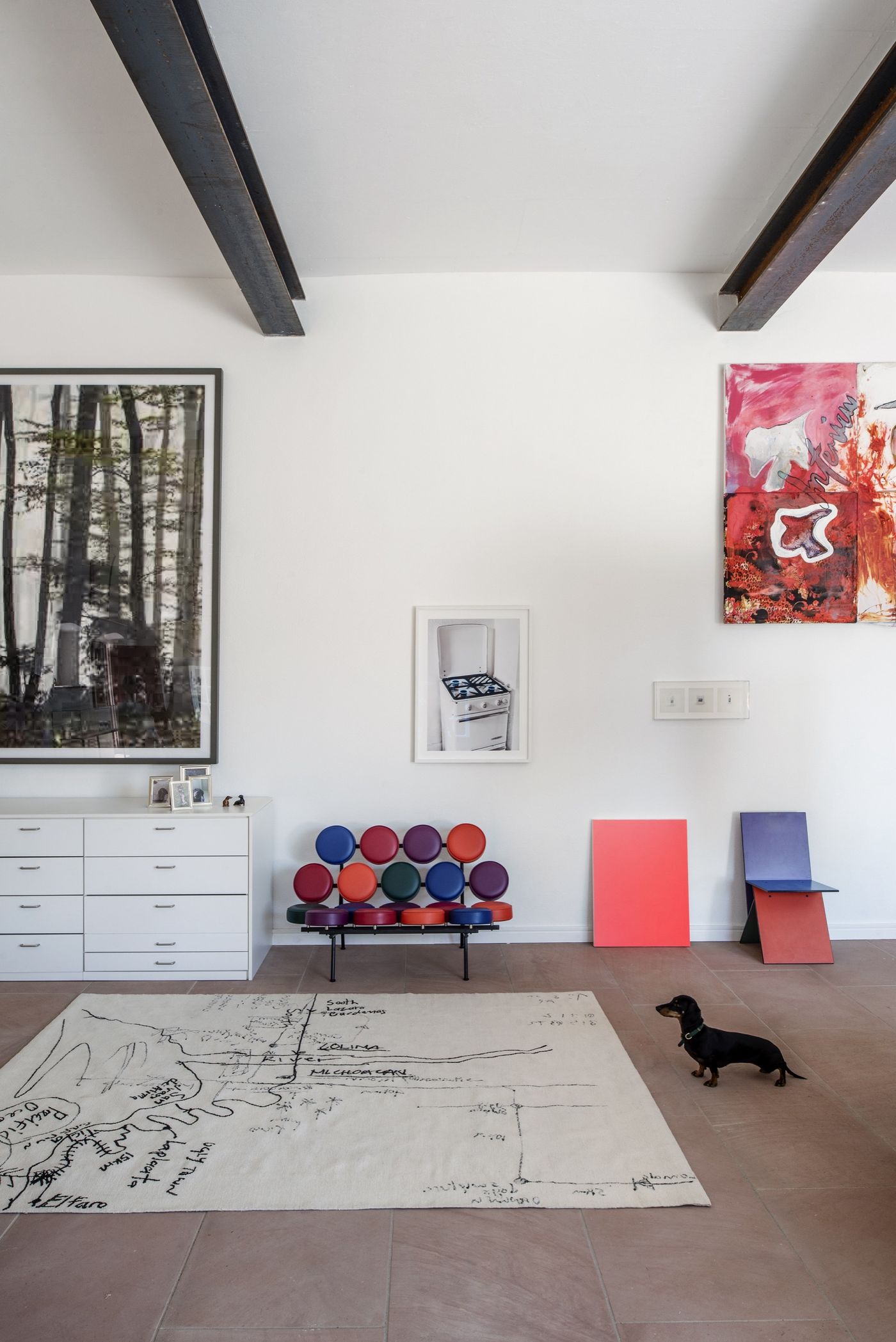 V. l. n. r.: Thomas Ruff, „jpg“; Christian Jankowski, „Künstler Pfad“ (Teppich); Marshmallow Sofa von Irving Harper; Andreas Gursky, „Gasherd“; Paul Czerlitzki, „untitled“ (Neon); Verner Panton, „Vilbert“; Taryn Simon, „Contraband“; Yves Scherer, „Interview“ © Christoph Theurer