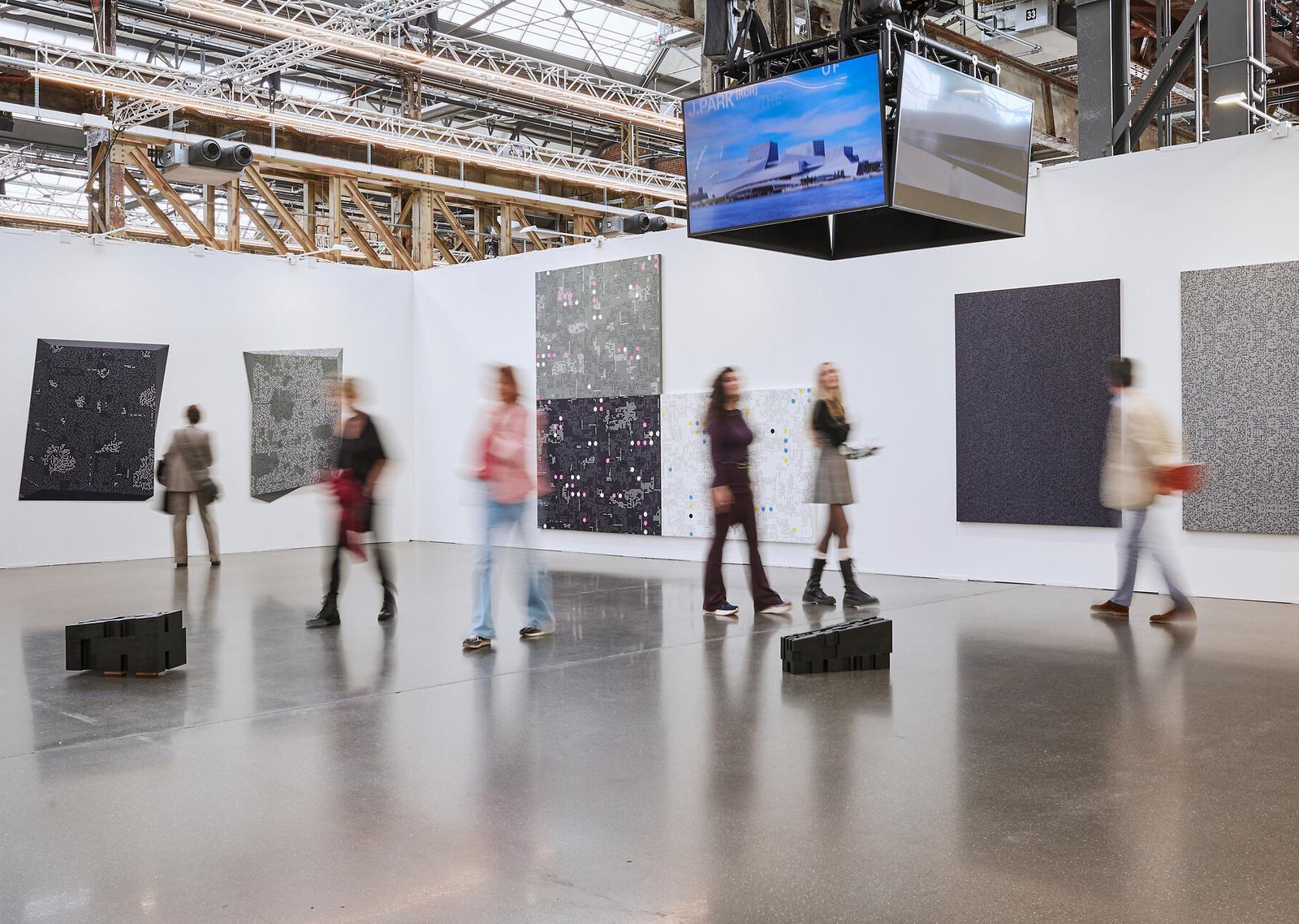 Präsentation von J. Park auf der Art Düsseldorf 2026: großformatige Rauschbilder an weißen Wänden.