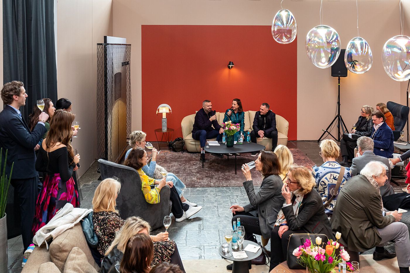 Talbot Runhof auf der Art Düsseldorf 2023. Foto: Felix J. Hild.