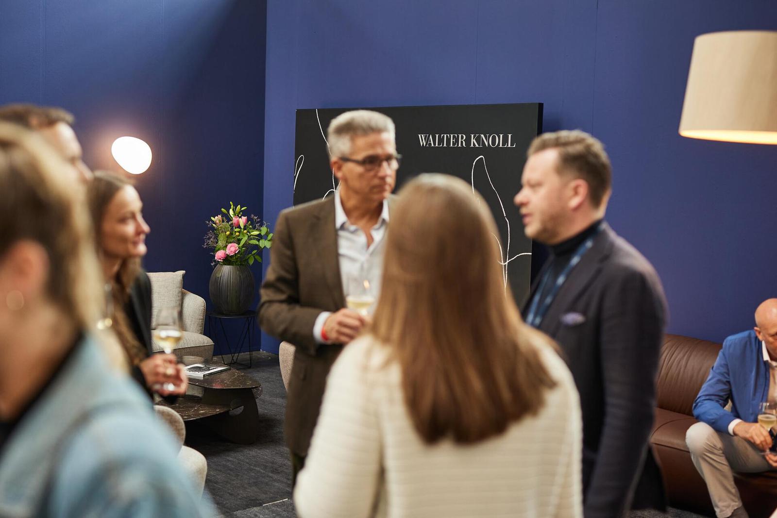 Lounge-Bereich der Art Düsseldorf mit Sitzgruppen auf dem Areal Böhler.