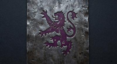 El León Púrpura: ¿Sangre Real o Valor en la Frontera?