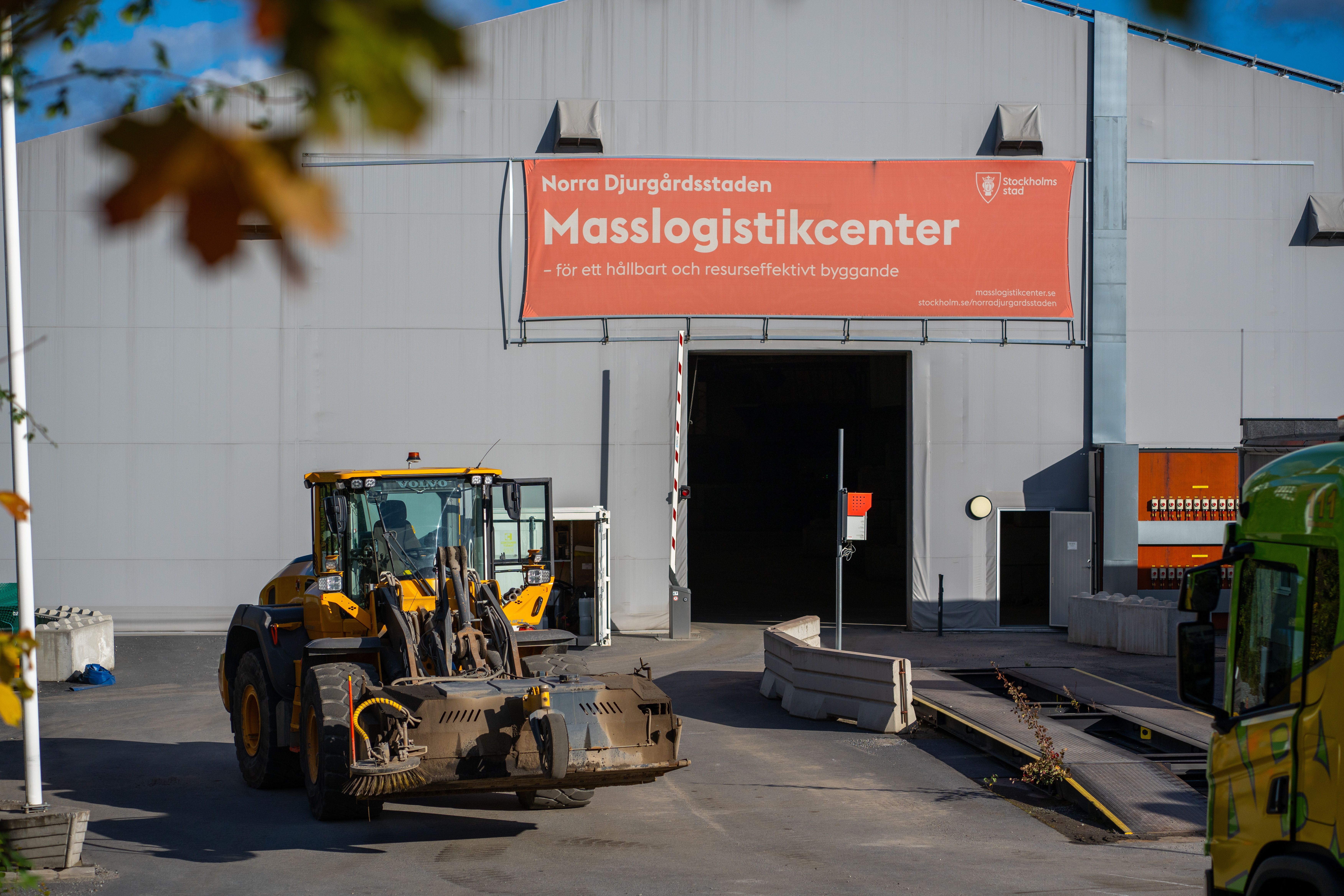 Entrén till masslogistikcentret i Norra Djurgårdsstaden med en byggmaskin utanför.