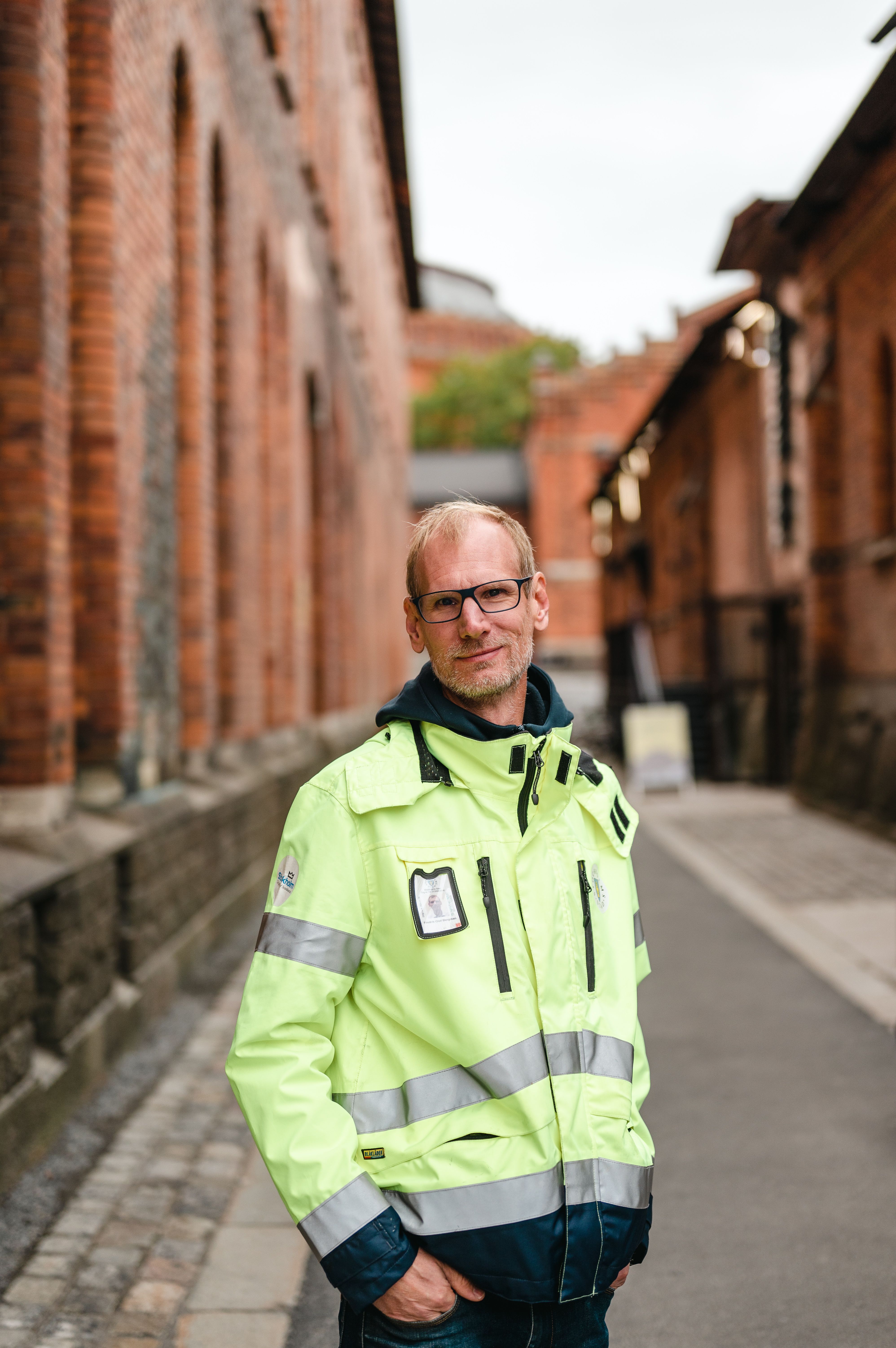 Man i varselkläder