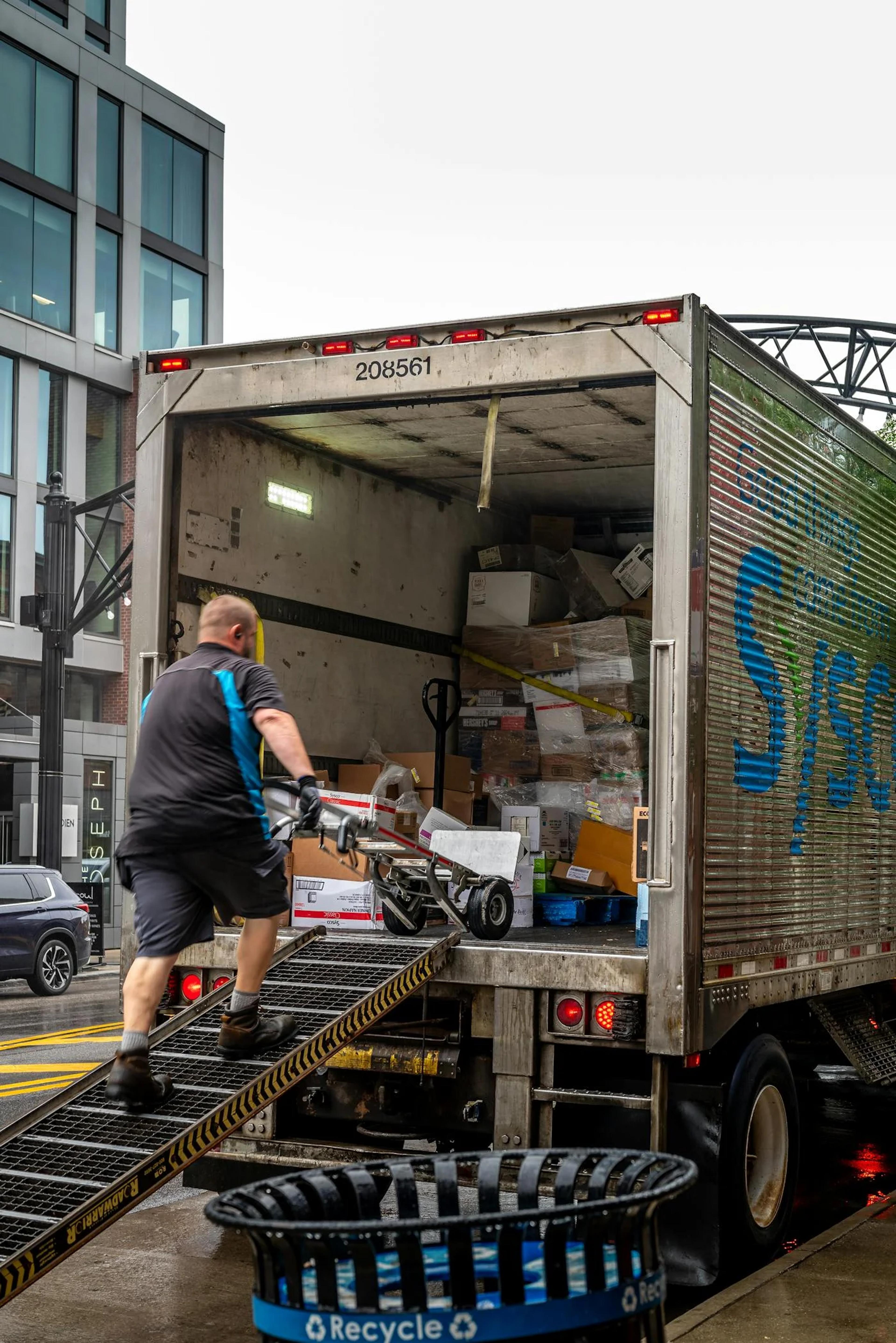 Forklift with pallet at a distribution center – equipment a liftgate replaces when the consignee has no doc
