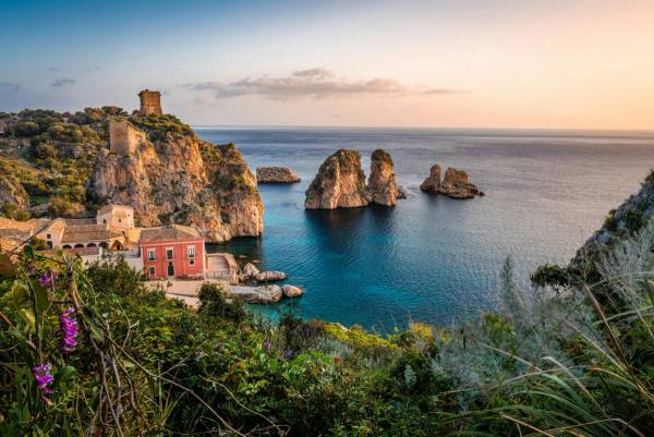 photo de l'italie, bord de mer avec des falaises