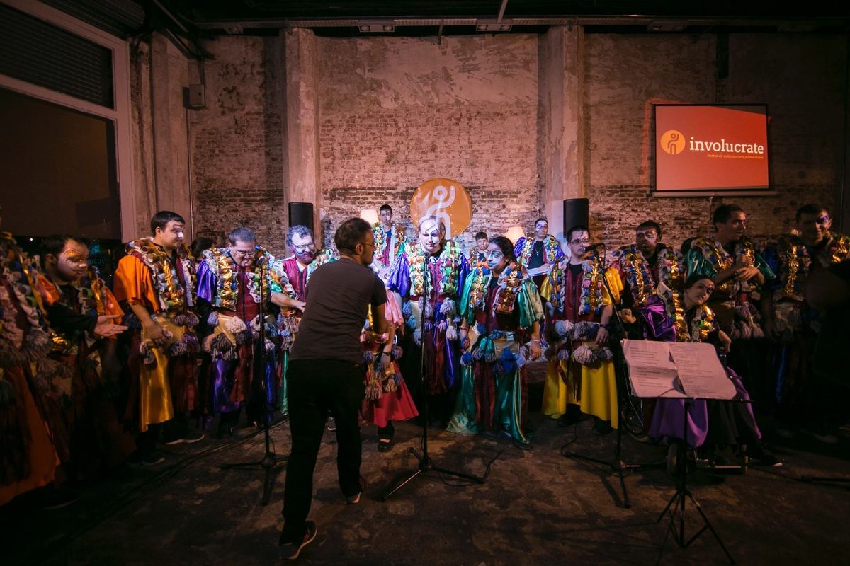 Grupo artístico participa en una actividad comunitaria junto a Involucrate.