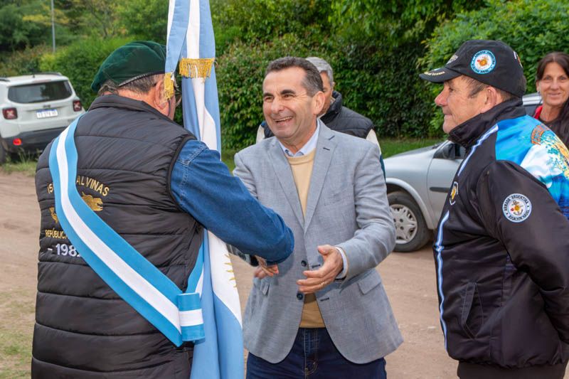 El intendente Julio César Gantus saluda a veteranos de Malvinas durante la inauguración del SUM