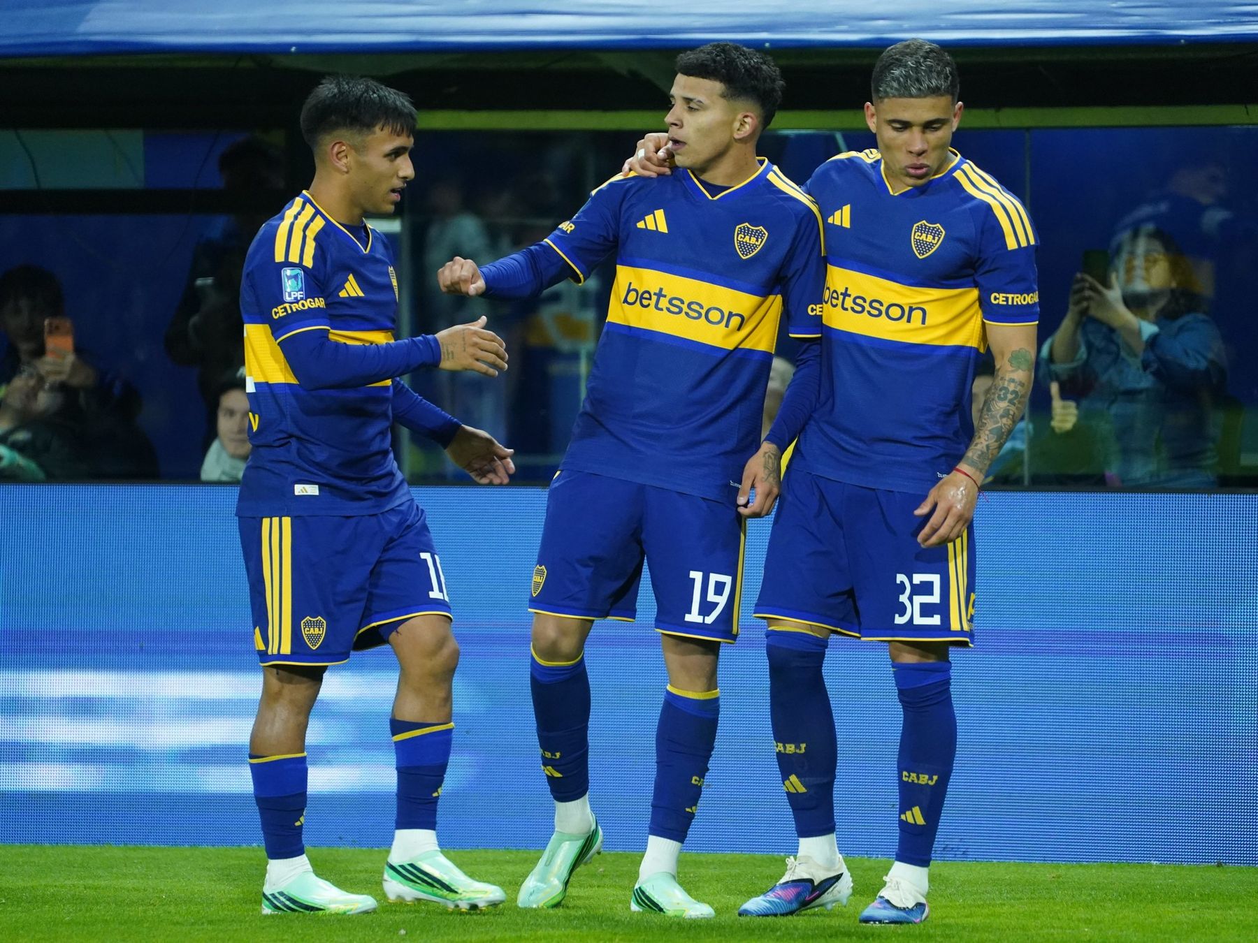 Boca remontó ante Talleres y quedó puntero de la Tabla Anual