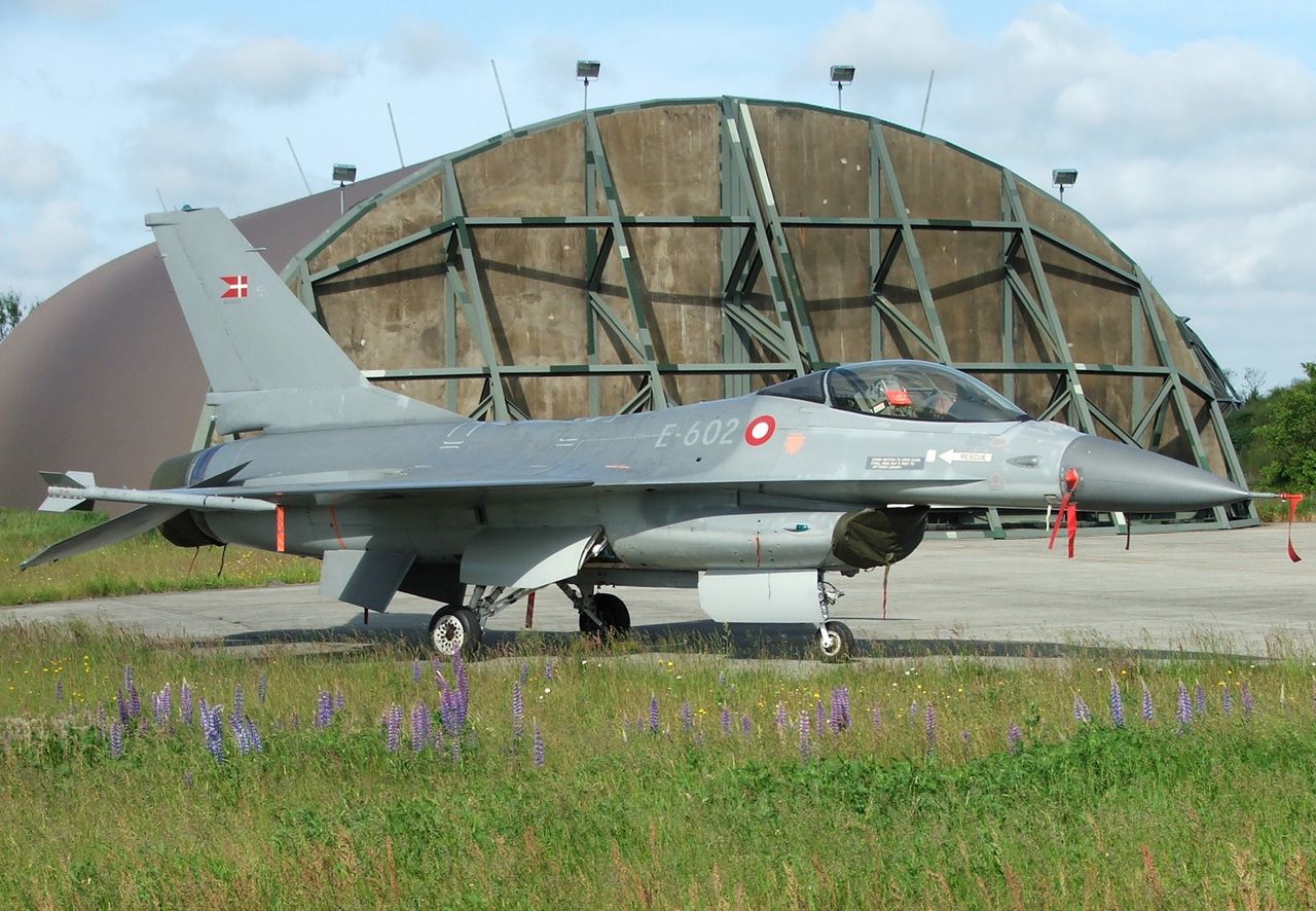 Caza F-16 de la Fuerza Aérea Real Danesa, el mismo modelo que compró Argentina