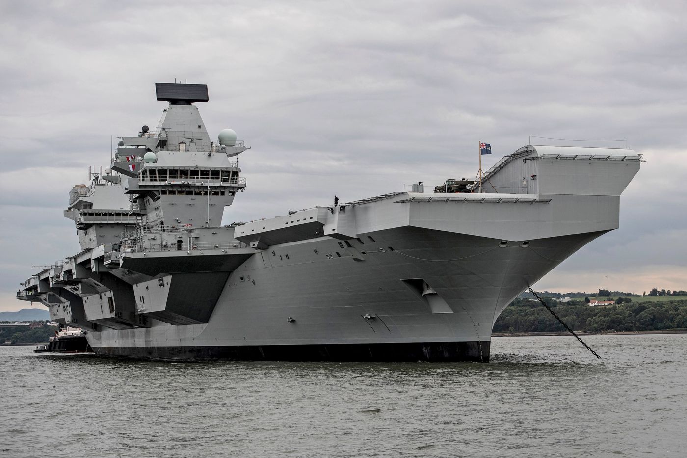 El portaaviones HMS Queen Elizabeth navegando