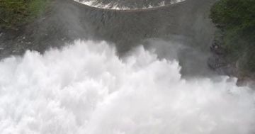 Abrieron las válvulas del dique Los Molinos, aún 2,72 metros bajo el vertedero
