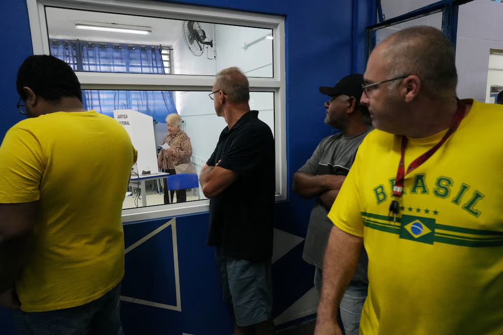 Con más del 60% de los votos escrutados, Flávio Bolsonaro le saca casi ocho puntos a Lula