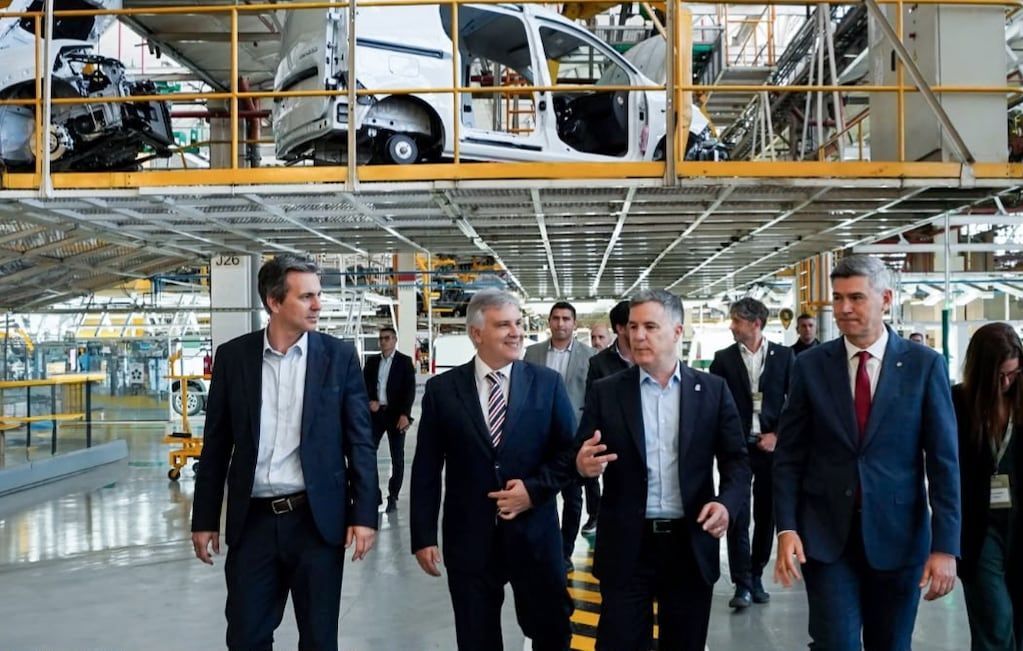 Llaryora reclamó a Nación una Ley de Autopartes desde Renault