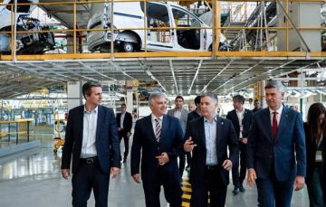 Llaryora reclamó a Nación una Ley de Autopartes desde Renault