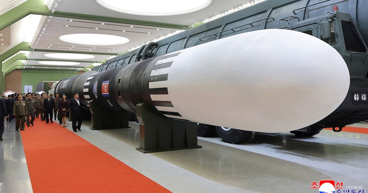 Kim Jong Un exhibió el misil Hwasong-20 capaz de alcanzar Estados Unidos