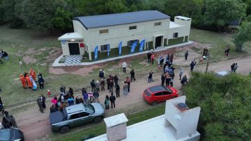 Vista aérea del SUM Doña Angelina Ayala y de vecinos reunidos en El Corcovado