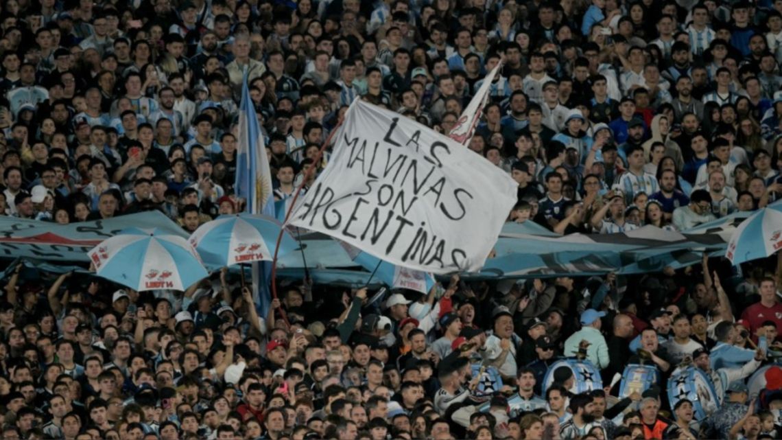 Medios británicos critican la bandera de Malvinas en el homenaje a Messi